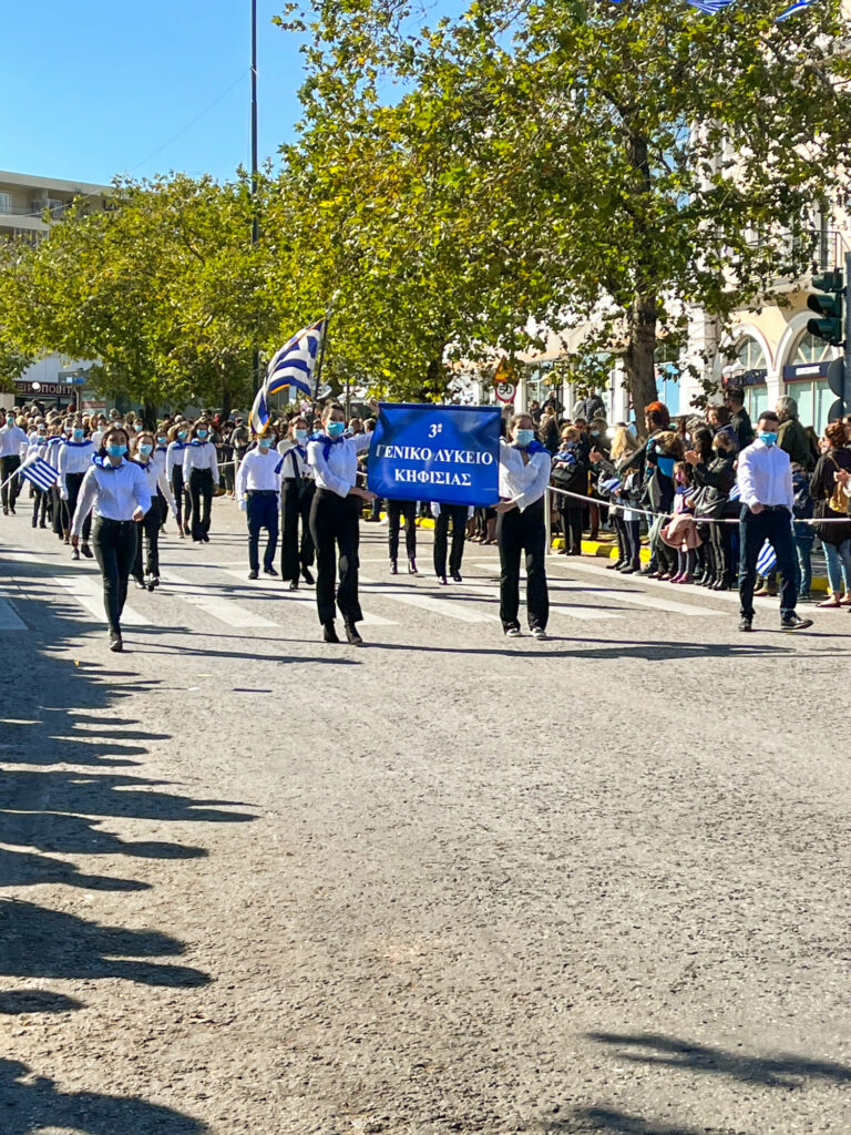 ΜΕ ΤΗ ΜΑΘΗΤΙΚΗ ΠΑΡΕΛΑΣΗ Η ΚΟΡΥΦΩΣΗ ΤΩΝ ΕΚΔΗΛΩΣΕΩΝ ΓΙΑ ΤΗΝ 28η ΟΚΤΩΒΡΙΟΥ 22 ΜΕ ΤΗ ΜΑΘΗΤΙΚΗ ΠΑΡΕΛΑΣΗ Η ΚΟΡΥΦΩΣΗ ΤΩΝ ΕΚΔΗΛΩΣΕΩΝ ΓΙΑ ΤΗΝ 28η ΟΚΤΩΒΡΙΟΥ