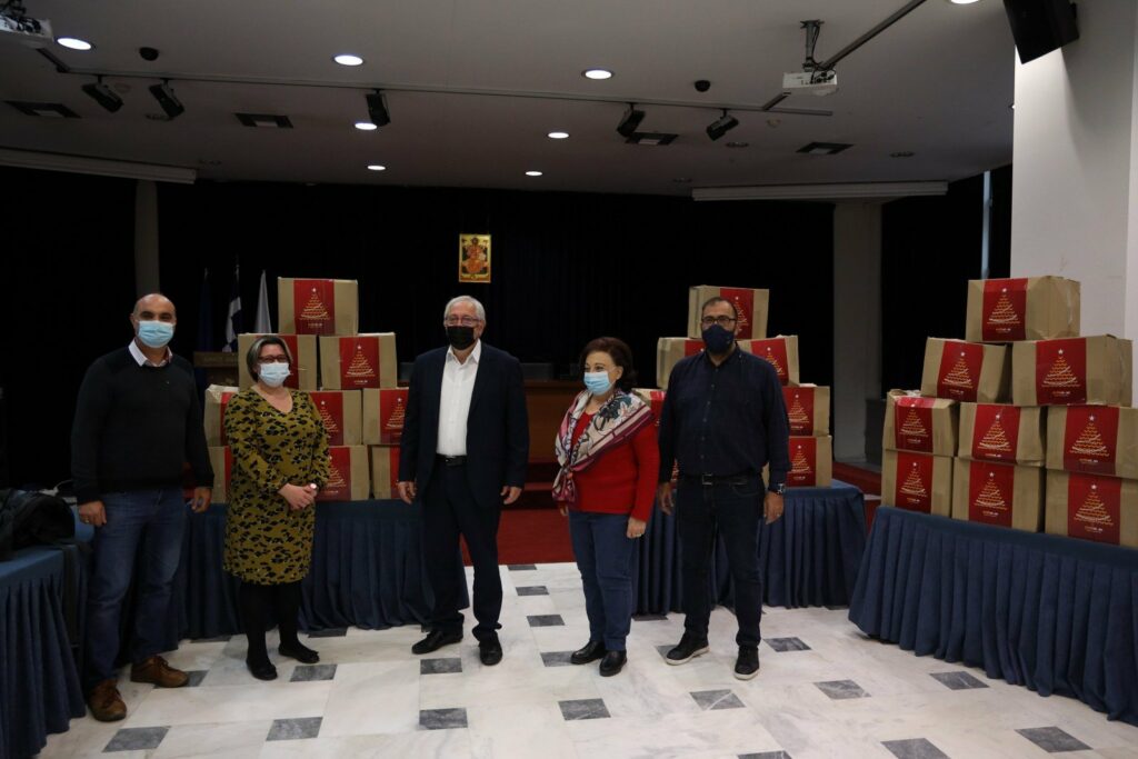 30 κιβώτια με είδη πρώτης ανάγκης προσέφερε η εταιρία “Smilekiosk” στο Κοινωνικό Παντοπωλείο του Δήμου Αμαρουσίου