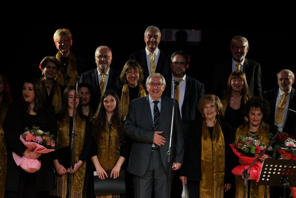 Χριστουγεννιάτικους ύμνους και παραδοσιακά κάλαντα ερμήνευσε η Μικτή Χορωδία του Δήμου Αμαρουσίου «Τερψιχόρη Παπαστεφάνου», παρουσία του Δημάρχου Αμαρουσίου Θ. Αμπατζόγλου