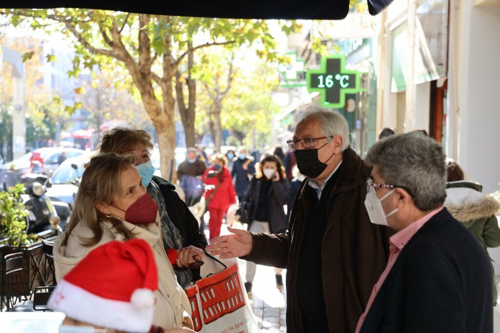 Επίσκεψη του Δημάρχου Αμαρουσίου Θ. Αμπατζόγλου στο Εμπορικό Κέντρο της πόλης, την παραμονή των Χριστουγέννων