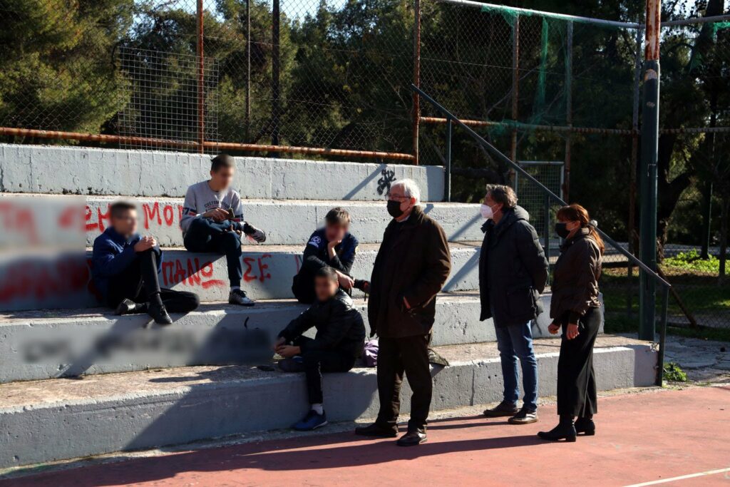 Δίπλα στους νέους ο Δήμαρχος Αμαρουσίου Θεόδωρος Αμπατζόγλου