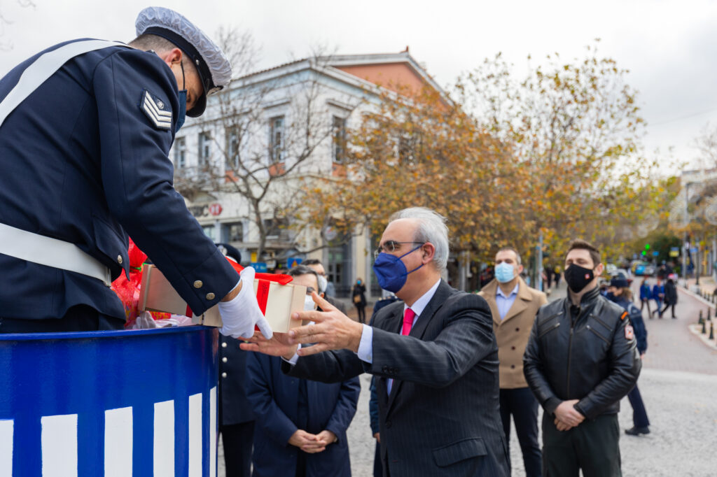 ΕΘΙΜΟΤΥΠΙΚΗ ΠΡΟΣΦΟΡΑ ΔΩΡΩΝ ΣΤΟΝ ΤΡΟΧΟΝΟΜΟ ΚΗΦΙΣΙΑΣ
