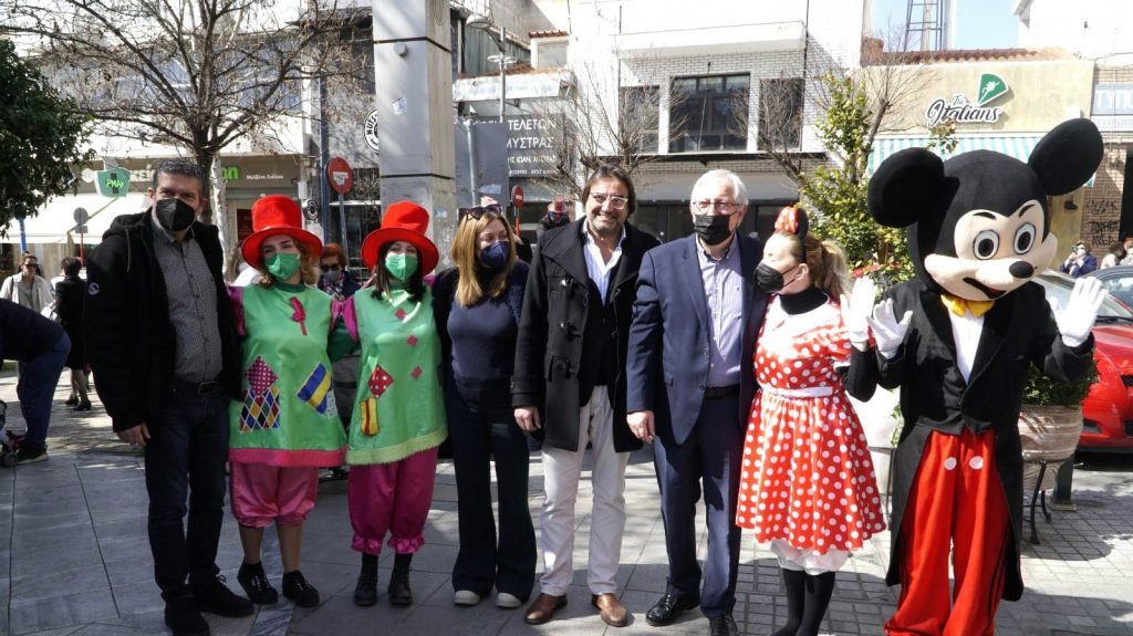 Αποκριάτικη γιορτή για τα Μαρουσιωτάκια στο κέντρο της πόλης με εμψυχωτές, μασκότ και άμαξα με δώρα