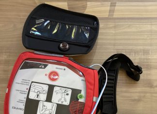 Προμήθεια έξι νέων αυτόματων εξωτερικών φορητών απινιδωτών από το Δήμο Πεντέλης για τις ανάγκες ισάριθμων αθλητικών χώρων του Δήμου