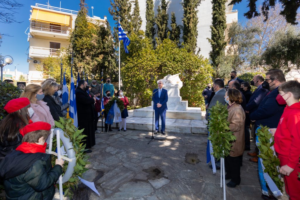 ΤΙΜΗ ΣΤΟΥΣ ΗΡΩΕΣ ΤΟΥ 1821 ΜΕ ΚΑΤΑΘΕΣΗ ΣΤΕΦΑΝΩΝ ΣΤΗΝ ΚΗΦΙΣΙΑ