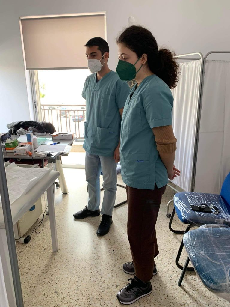 ΔΗΜΟΤΙΚΑ ΙΑΤΡΕΙΑ Ιατρείο Ποδολογιας Για ραντεβού τηλ στο 210-8045564
Φροντίδα & περιποίηση άκρων
Θεραπεία νυχιών όπως: Ονυχοκρύπτωση, Ονυχογρύπωση, Ονυχομηκυτίαση
Ορθονυχία
Oνυχοπλαστική
Θεραπεία κάλων, τίλων, σκληρύνσεων/ υπερκερατώσεων, ραγάδ…