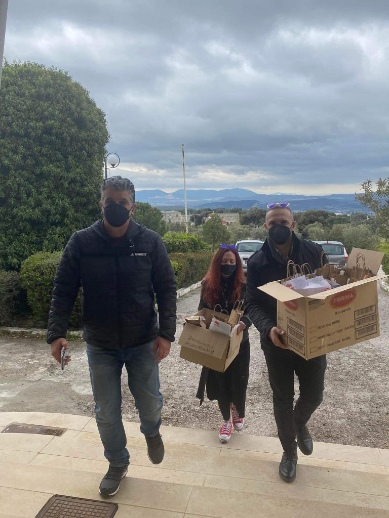 Επίσκεψη σήμερα Μεγ.Τριτη, του Δημάρχου Βριλησσιων Ξένου Μανιατογιανη, στα ορφανά ή εγκαταλελειμμένα παιδάκια του Αναρρωτηριου Πεντέλης, με το κλιμάκιο του ΟΚΠΑΔΒ αποτελούμενο από τον Προϊστάμενο Κοινωνικών δομών κ.Μποζα Η., την υπεύθυνη επικοινωνί…