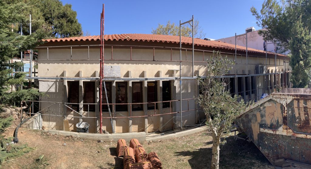 Μέριμνα του Δήμου οι κτηριακές του εγκαταστάσεις να είναι καλοσυντηρημένες και λειτουργικές για τους εργαζομένους και τους πολίτες. Πραγματοποιούνται εργασίες συντήρησης και αποκατάστασης φθορών στα δημοτικά καταστήματα Μελισσίων και Πεντέλης