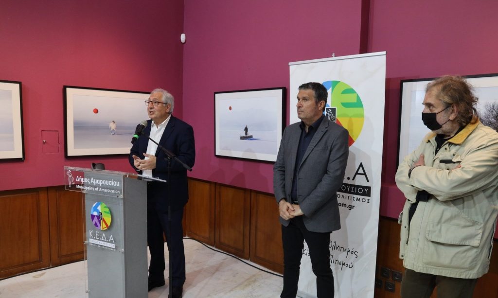 Ο Δήμαρχος Αμαρουσίου Θ. Αμπατζόγλου εγκαινίασε την Έκθεση Φωτογραφίας, με θέμα «Απέναντι ή Δίπλα, της οικογένειας Σοφικίτη στην Ολυμπιακή Δημοτική Πινακοθήκη «Σπύρος Λούης»