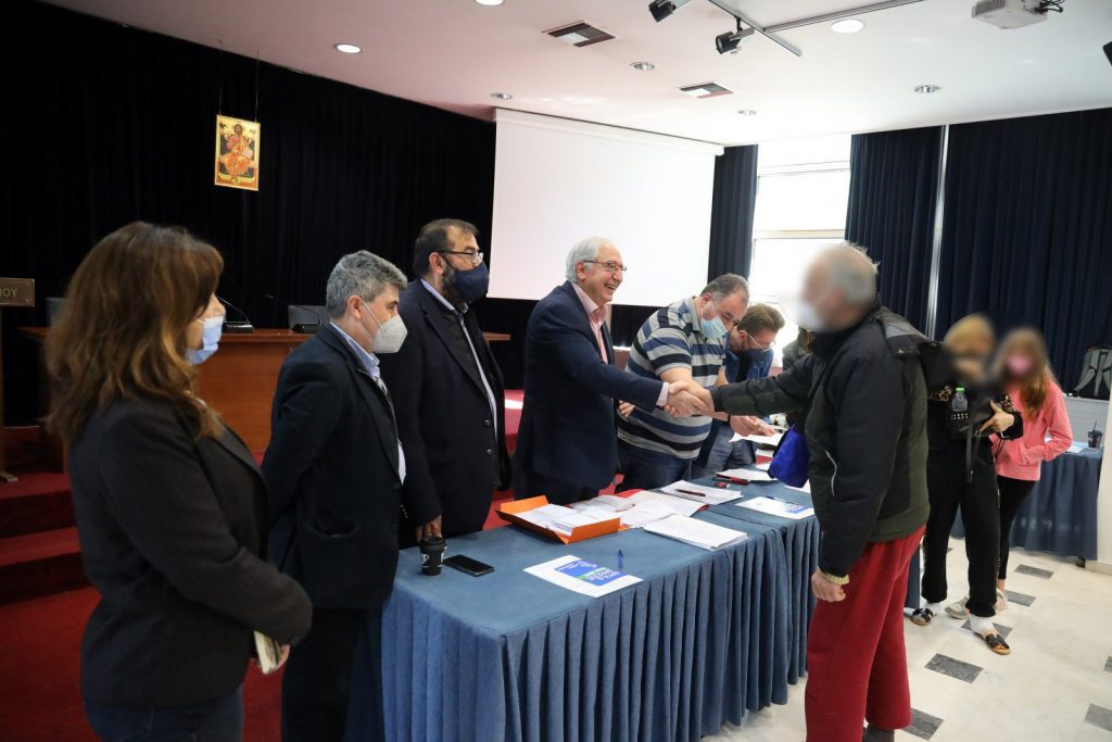 Ο Δήμαρχος Αμαρουσίου Θ. Αμπατζόγλου παρέδωσε δωροεπιταγές συνολικής αξίας 25 χιλ ευρώ στους ωφελούμενους της πόλης