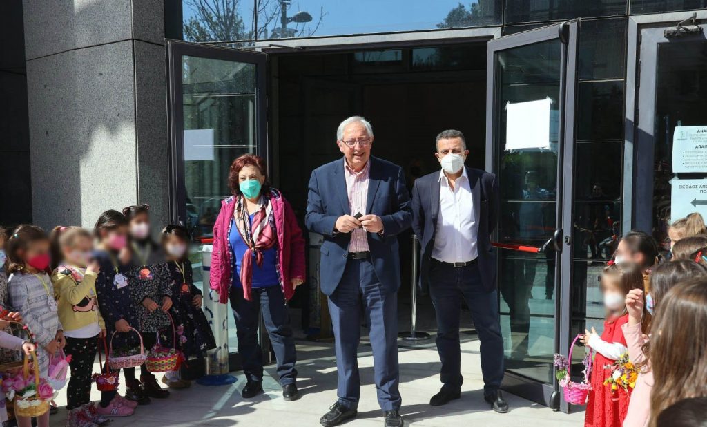Τα κάλαντα του Λαζάρου έψαλλαν στο Δήμαρχο Αμαρουσίου Θεόδωρο Αμπατζόγλου, τα παιδιά του 5ου Νηπιαγωγείου Αμαρουσίου