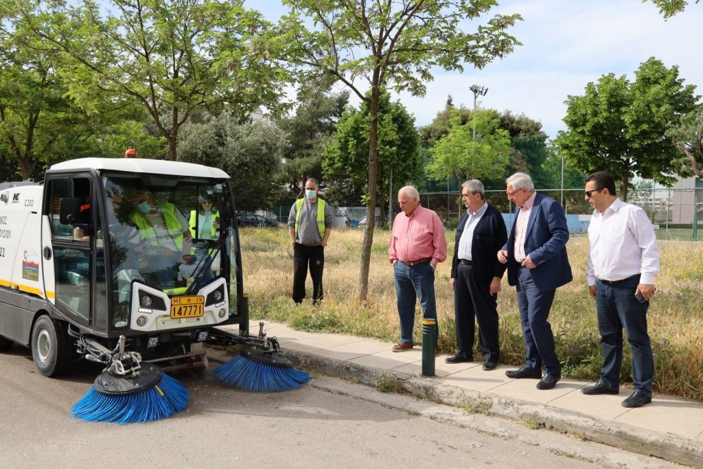 Επιχειρησιακή επίδειξη των 3 νεοαποκτηθέντων σαρώθρων του Δήμου Αμαρουσίου κατά τις εργασίες καθαρισμού και συντήρησης πρασίνου στην πλατεία Ζεκάκου 4 Επιχειρησιακή επίδειξη των 3 νεοαποκτηθέντων σαρώθρων του Δήμου Αμαρουσίου κατά τις εργασίες καθαρισμού και συντήρησης πρασίνου στην πλατεία Ζεκάκου