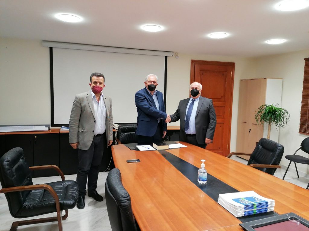 Ορκωμοσία του νέου Δημοτικού Συμβούλου Γιώργου Ζήκου από τον Δήμαρχο Αμαρουσίου Θεόδωρο Αμπατζόγλου 6 Ορκωμοσία του νέου Δημοτικού Συμβούλου Γιώργου Ζήκου από τον Δήμαρχο Αμαρουσίου Θεόδωρο Αμπατζόγλου