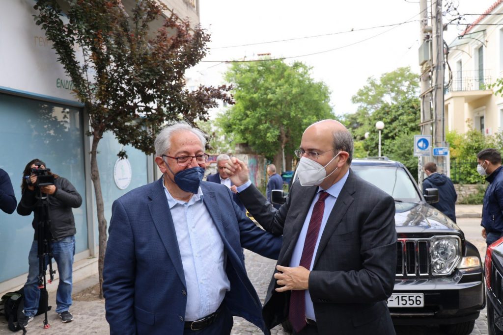 Παρουσία του Δημάρχου Αμαρουσίου Θ. Αμπατζόγλου η επίσκεψη του Υπουργού Εργασίας και Κοινωνικών Υποθέσεων Κ. Χατζηδάκη στο Κοινωνικό Παντοπωλείο του Δήμου για το ΤΕΒΑ