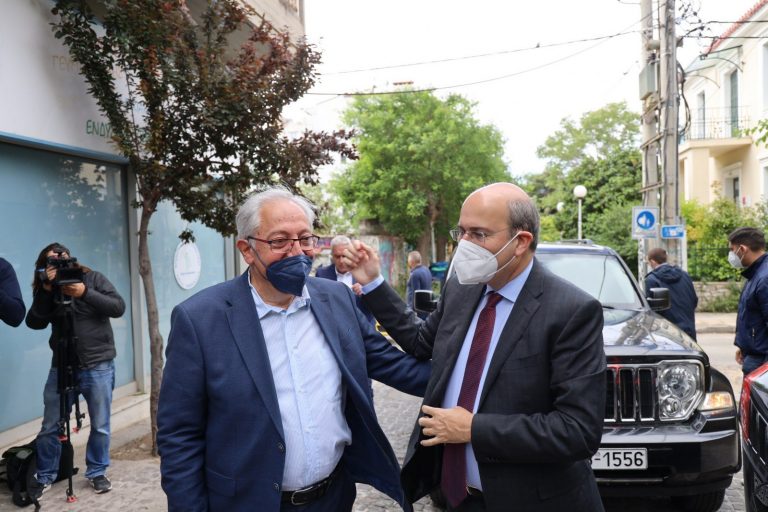 Παρουσία του Δημάρχου Αμαρουσίου Θ. Αμπατζόγλου η επίσκεψη του Υπουργού Εργασίας και Κοινωνικών Υποθέσεων Κ. Χατζηδάκη στο Κοινωνικό Παντοπωλείο του Δήμου για το ΤΕΒΑ