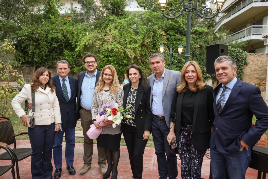Στην εκδήλωση των «Αθμονέων» για την Ημέρα της Μητέρας στη Βορέειο Βιβλιοθήκη εκπροσωπήθηκε ο Δήμος Αμαρουσίου 4 Στην εκδήλωση των «Αθμονέων» για την Ημέρα της Μητέρας στη Βορέειο Βιβλιοθήκη εκπροσωπήθηκε ο Δήμος Αμαρουσίου