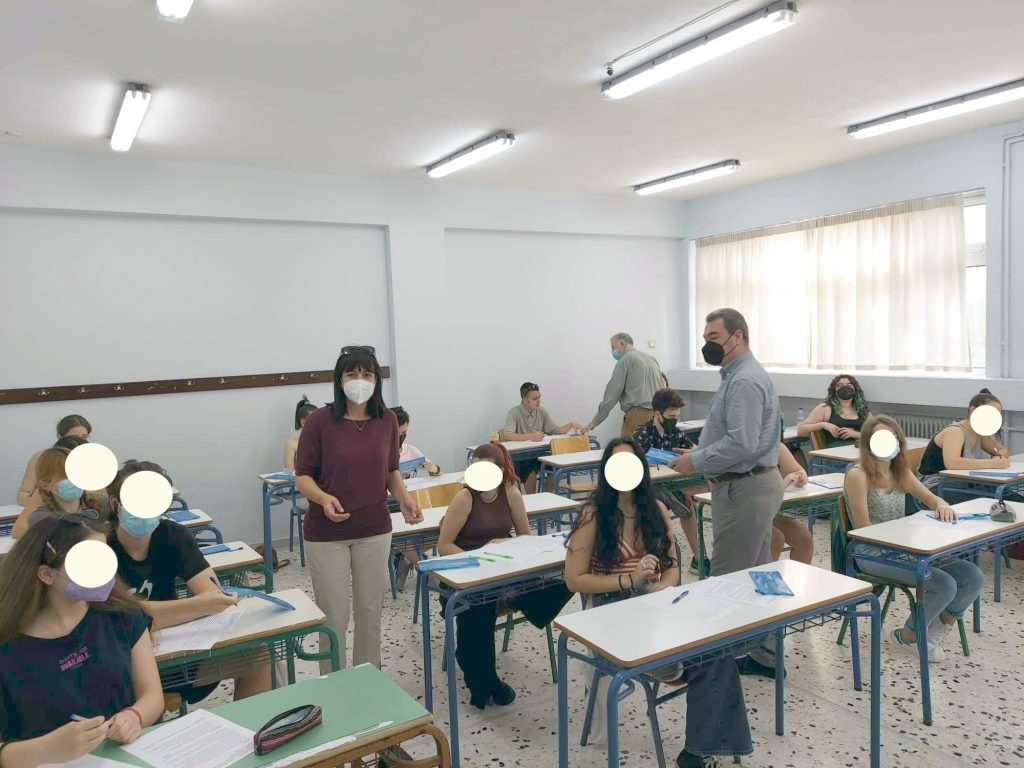 Ευχές της Δημάρχου Πεντέλης Δήμητρας Κεχαγιά προς τους μαθητές για την έναρξη των Πανελλαδικών Εξετάσεων. Αναμνηστικά δώρα στους μαθητές της Γ΄ Τάξης των Λυκείων της πόλης