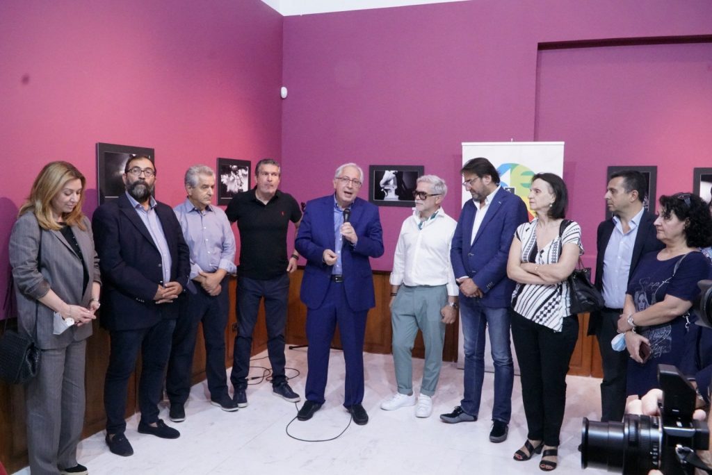 Ο Δήμαρχος Αμαρουσίου Θεόδωρος Αμπατζόγλου εγκαινίασε την Έκθεση των τμημάτων Δημιουργικής & Καλλιτεχνικής Φωτογραφίας του Δήμου 4 Ο Δήμαρχος Αμαρουσίου Θεόδωρος Αμπατζόγλου εγκαινίασε την Έκθεση των τμημάτων Δημιουργικής & Καλλιτεχνικής Φωτογραφίας του Δήμου