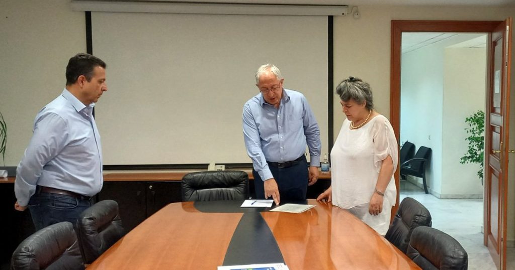 Ορκωμοσία νέας Δημοτικής Συμβούλου από τον Δήμαρχο Αμαρουσίου Θεόδωρο Αμπατζόγλου 5 Ορκωμοσία νέας Δημοτικής Συμβούλου από τον Δήμαρχο Αμαρουσίου Θεόδωρο Αμπατζόγλου