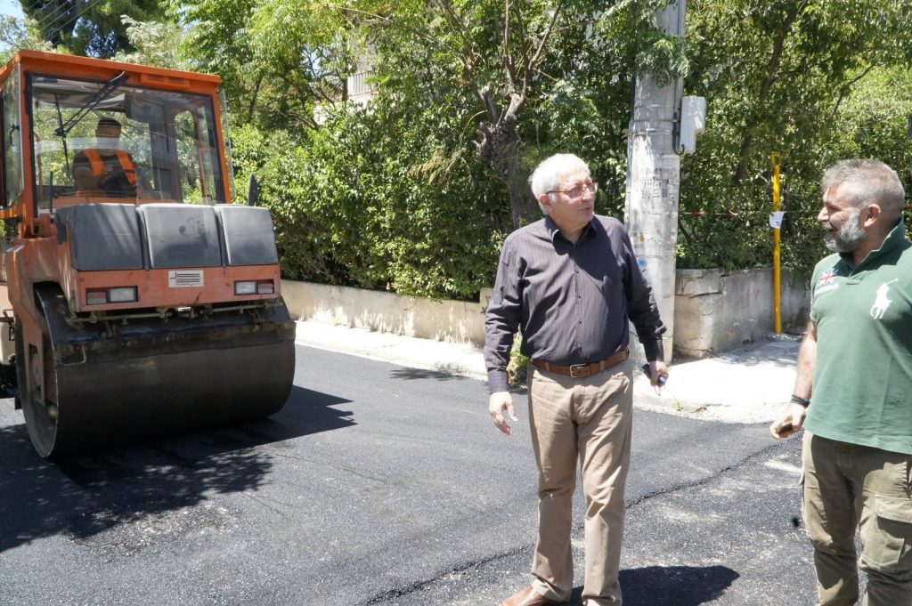 Αυτοψία του Δημάρχου Αμαρουσίου Θεόδωρου Αμπατζόγλου στα έργα ασφαλτοστρώσεων στην πόλη