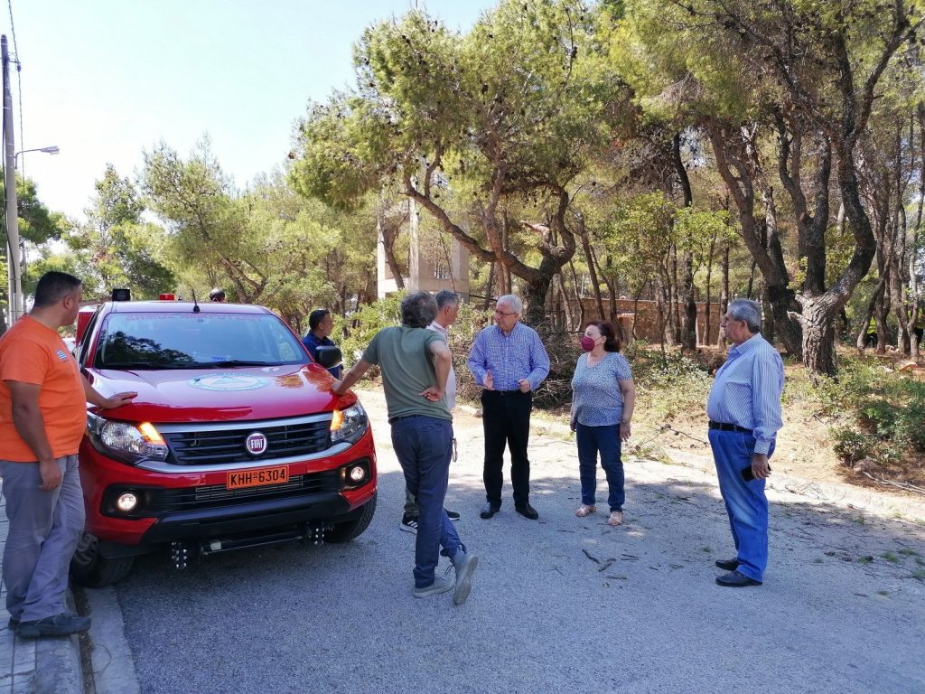 Αυτοψία του Δημάρχου Αμαρουσίου Θεόδωρου Αμπατζόγλου στις εργασίες αποψίλωσης και κοπής επικίνδυνων κλαδιών στην περιοχή της Νέας Λέσβου