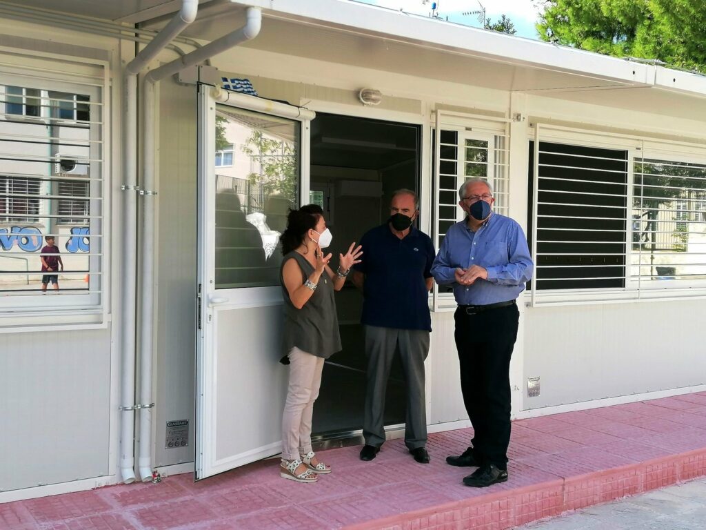 Επίσκεψη του Δημάρχου Αμαρουσίου Θεόδωρου Αμπατζόγλου στο 6ο Γυμνάσιο – Αυτοψία στο έργο τοποθέτησης αιθουσών βοηθητικής διδασκαλίας