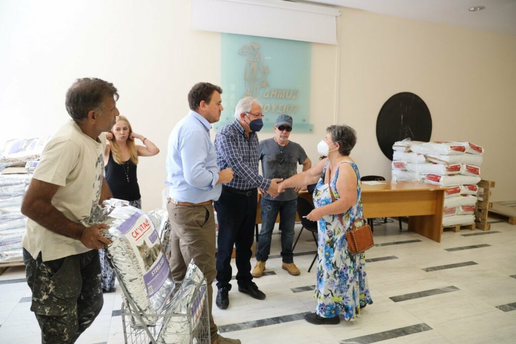 Με επιτυχία διεξήχθη η δράση δωρεάν διανομής ζωοτροφών από το Δήμο Αμαρουσίου για τα αδέσποτα ζώα της πόλης