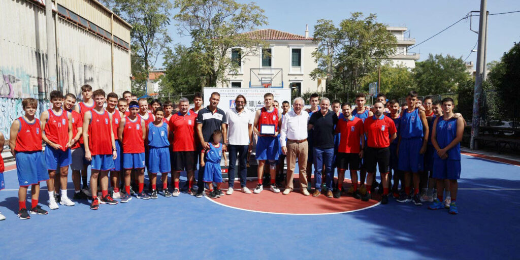 Ο Δήμαρχος Αμαρουσίου Θεόδωρος Αμπατζόγλου βραβεύει τον αθλητή Έκτορα Μητσώνη