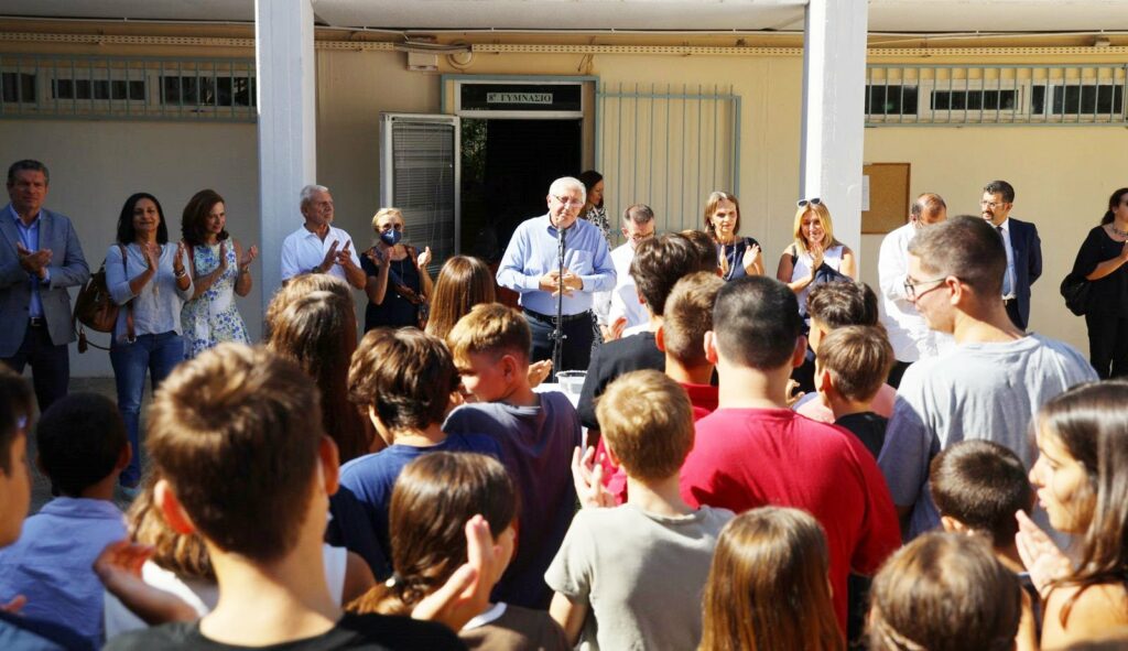 Στους αγιασμούς του 1ου Δημοτικού και του 8ου Γυμνασίου ο Δήμαρχος Αμαρουσίου Θεόδωρος Αμπατζόγλου