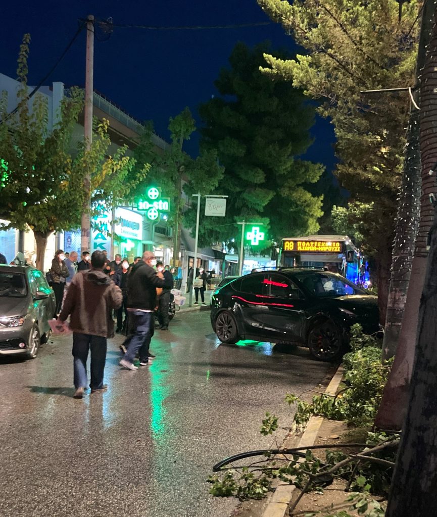 Ατύχημα τριών οχημάτων στην Πεύκη