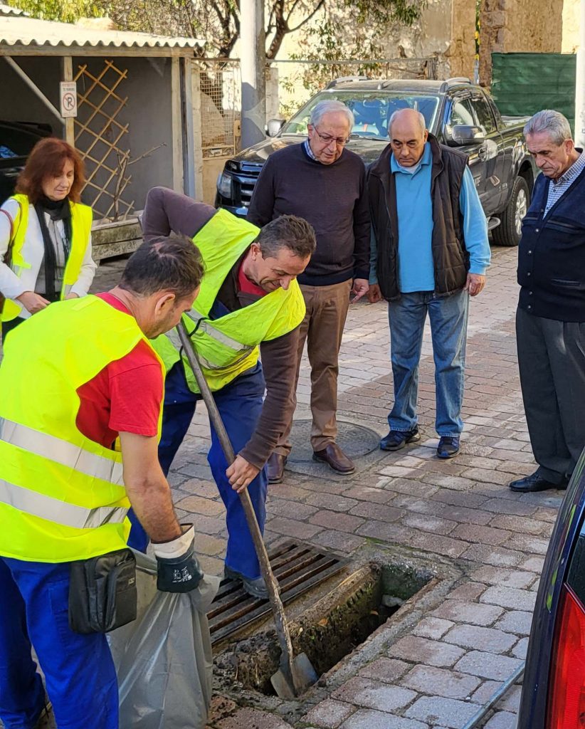 Αυτοψία του Δημάρχου Αμαρουσίου Θεόδωρου Αμπατζόγλου στις εργασίες καθαρισμού φρεατίων απορροής υδάτων