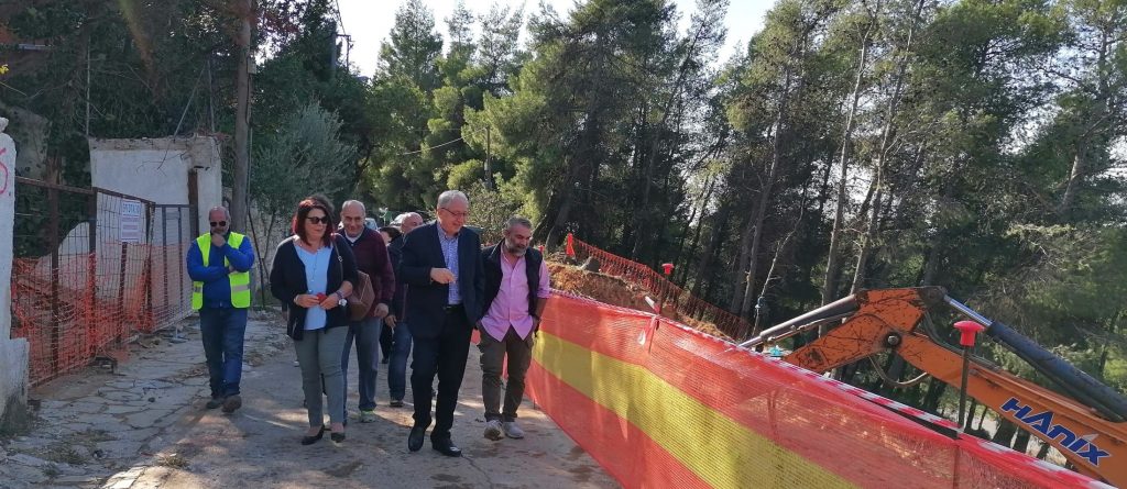 Αυτοψία του Δημάρχου Αμαρουσίου Θεόδωρου Αμπατζόγλου στο έργο αποκατάστασης του πρανούς επί της οδού Ερεσσού (Ν. Λέσβος) λόγω διάβρωσης και κατολισθήσεων
