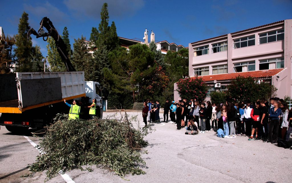 Απορριμματοφόρα, αρπάγες και σάρωθρα επιστρατεύονται στην ενημέρωση των μαθητών του Χαλανδρίου για τον καφέ κάδο 3 Απορριμματοφόρα, αρπάγες και σάρωθρα επιστρατεύονται στην ενημέρωση των μαθητών του Χαλανδρίου για τον καφέ κάδο
