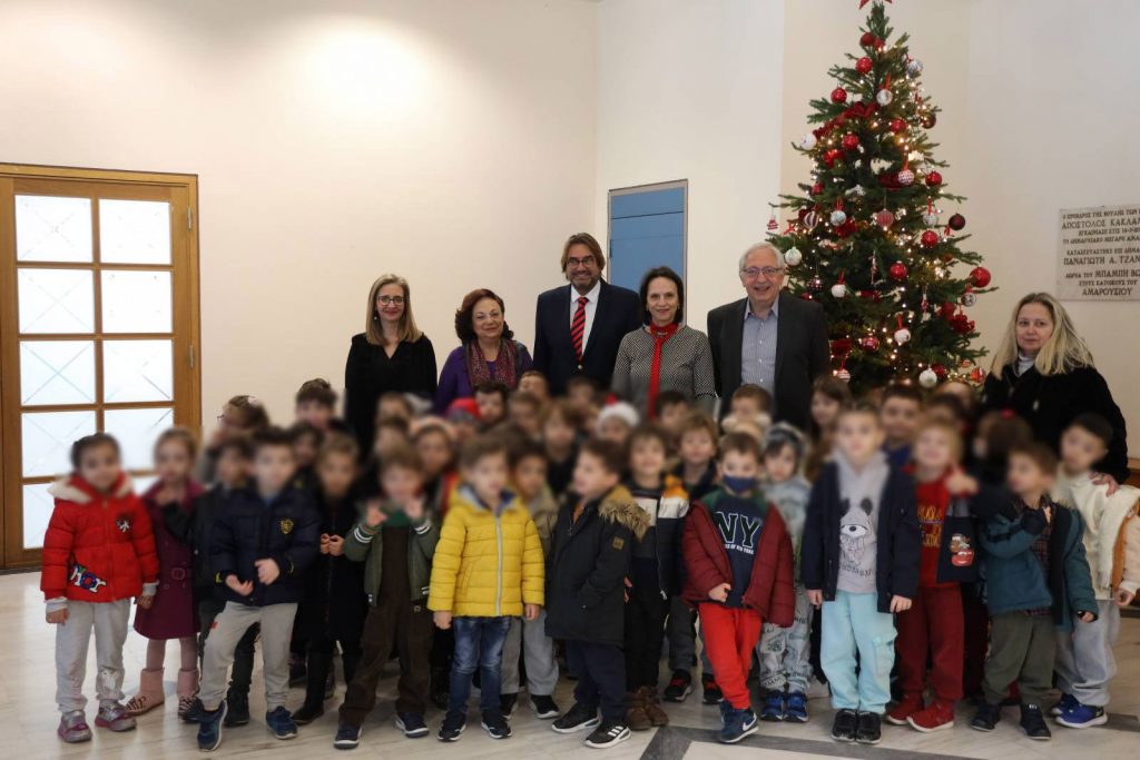 Χριστουγεννιάτικα κάλαντα και μελωδίες τραγούδησαν στο Δήμαρχο Αμαρουσίου Θ. Αμπατζόγλου τα παιδιά των Δημοτικών Παιδικών Σταθμών, των Νηπιαγωγείων και Δημοτικών Σχολείων της πόλης 4 Χριστουγεννιάτικα κάλαντα και μελωδίες τραγούδησαν στο Δήμαρχο Αμαρουσίου Θ. Αμπατζόγλου τα παιδιά των Δημοτικών Παιδικών Σταθμών, των Νηπιαγωγείων και Δημοτικών Σχολείων της πόλης