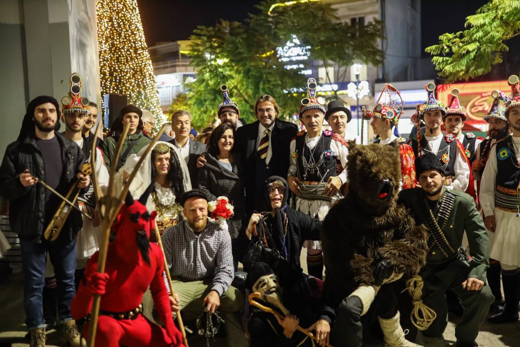 Εντυπωσίασε τους Μαρουσιώτες το παραδοσιακό δρώμενο στους πεζόδρομους και στις πλατείες του ιστορικού εμπορικού κέντρου της πόλης
