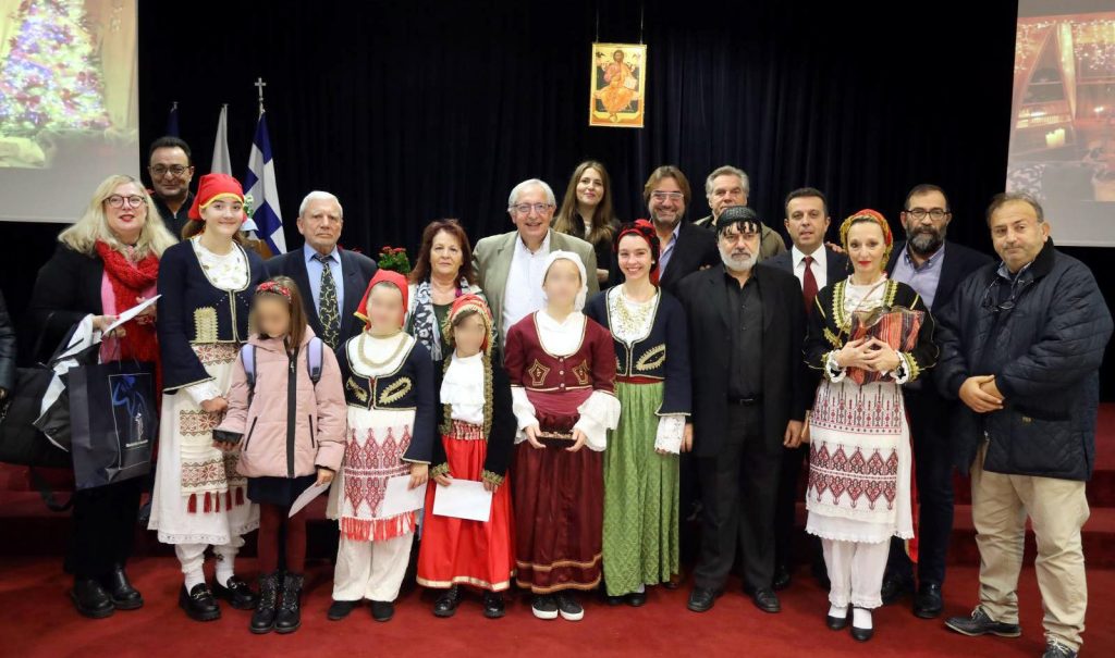 Με Πρωτοχρονιάτικα κάλαντα προανήγγειλαν τον ερχομό του 2023 στον Δήμαρχο Αμαρουσίου Θεόδωρο Αμπατζόγλου, οι Σύλλογοι Ποντίων και Κρητών και η Χορωδία των ΚΑΠΗ της πόλης μας