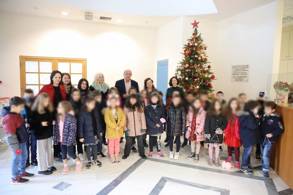 Μελωδικά «Χρόνια Πολλά» και Χριστουγεννιάτικες ευχές δέχθηκε ο Δήμαρχος Αμαρουσίου Θεόδωρος Αμπατζόγλου από παιδιά Νηπιαγωγείων και Δημοτικών Σχολείων της πόλης