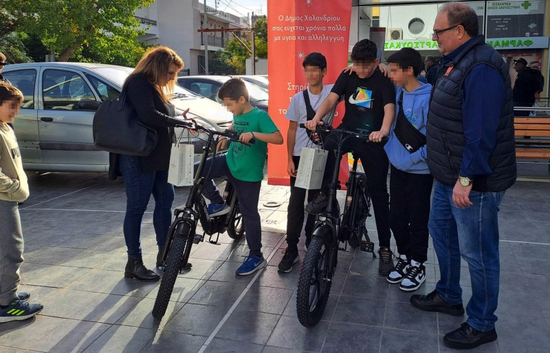 Ορθοπεταλιές με ηλεκτρικά ποδήλατα για δύο μαθητές του 2ου Δημοτικού Σχολείου Χαλανδρίου