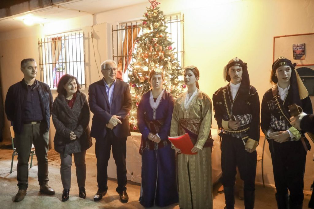 Παρουσία του Δημάρχου Αμαρουσίου Θεόδωρου Αμπατζόγλου η φωταγώγηση του Δέντρου του Συλλόγου Ποντίων Αμαρουσίου «Νίκος Καπετανίδης» 4 Παρουσία του Δημάρχου Αμαρουσίου Θεόδωρου Αμπατζόγλου η φωταγώγηση του Δέντρου του Συλλόγου Ποντίων Αμαρουσίου «Νίκος Καπετανίδης»
