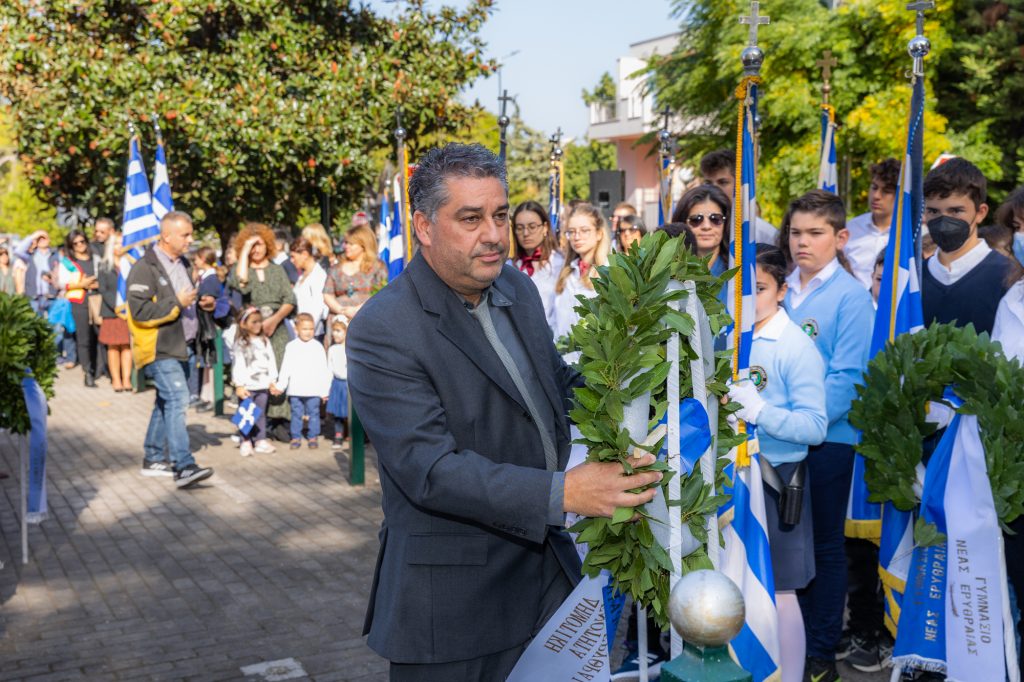 ΚΑΤΑΘΕΣΗ ΣΤΕΦΑΝΩΝ ΣΤΗΝ ΝΕΑ ΕΡΥΘΡΑΙΑ