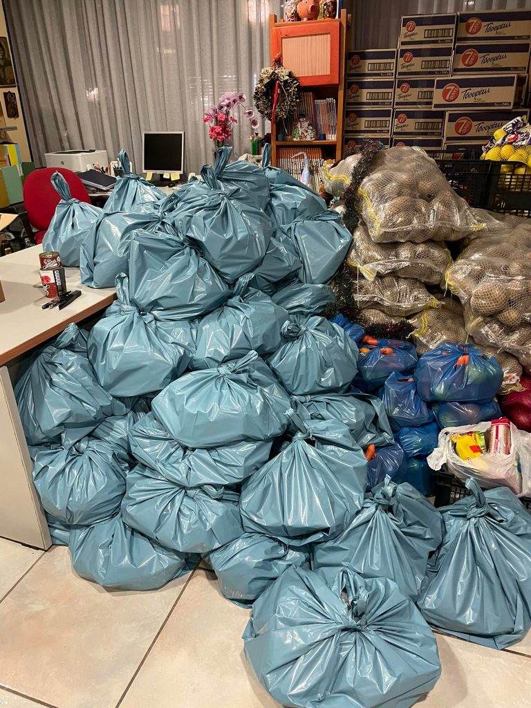 ΜΟΙΡΑΖΟΜΑΣΤΕ ΤΗ ΧΑΡΑ ΤΩΝ ΧΡΙΣΤΟΥΓΕΝΝΩΝ ΑΛΛΗΛΕΓΓΥΗ ΚΑΙ ΠΡΟΣΦΟΡΑ ΑΓΑΠΗΣ