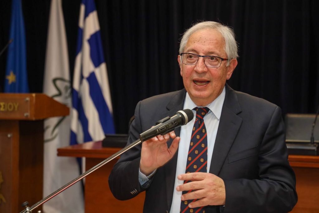 Ο Δήμαρχος Αμαρουσίου Θ. Αμπατζόγλου στην κοπή της πρωτοχρονιάτικης πίτας της Σχολικής Επιτροπής Α/βάθμιας Εκπαίδευσης Δήμου Αμαρουσίου