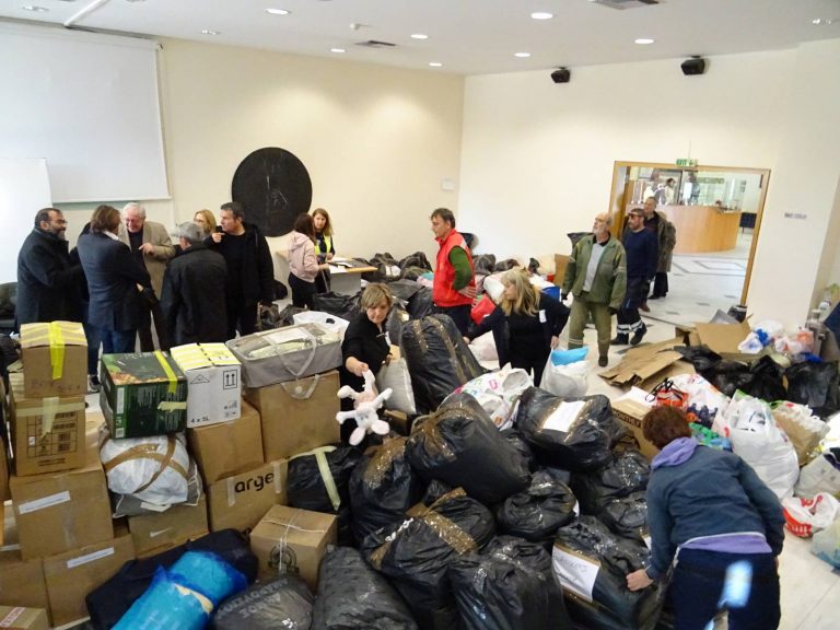 Σε εξέλιξη η συγκέντρωση ανθρωπιστικής βοήθειας στο Δήμο Αμαρουσίου για τους σεισμόπληκτους της Τουρκίας και της Συρίας