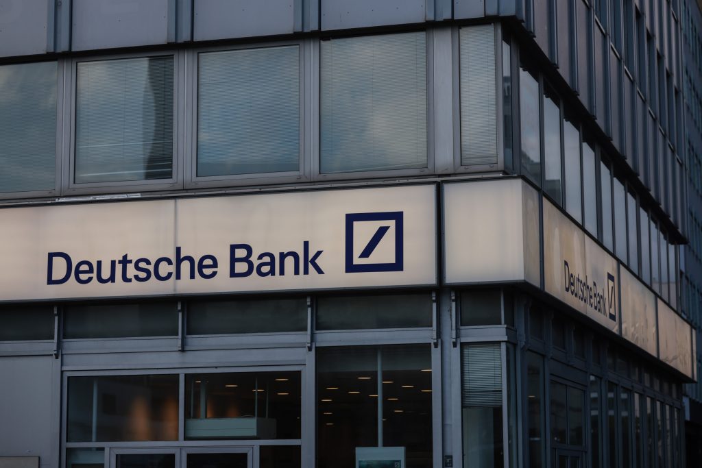 Η πτώση της μετοχής της Deutsche Bank αναζωπυρώνει τις ανησυχίες των επενδυτών