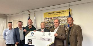 ΔΙΟΝΥΣΟΣ ΚΑΙ ΚΗΦΙΣΙΑ ΠΡΟΣΦΕΡΟΥΝ ΧΑΜΟΓΕΛΟ ΣΤΑ ΠΑΙΔΙΑ