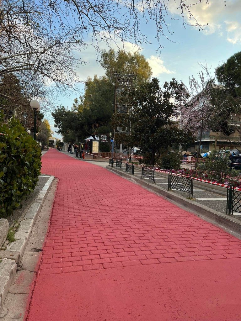 ΣΥΝΕΧΙΖΕΤΑΙ ΤΟ ΕΡΓΟ ΑΝΑΠΛΑΣΗΣ ΤΟΥ ΠΑΡΑΔΟΣΙΑΚΟΥ ΚΕΝΤΡΟΥ ΚΗΦΙΣΙΑΣ ΜΕ ΟΙΚΟΛΟΓΙΚΟ ΑΝΑΓΛΥΦΟ ΟΔΟΣΤΡΩΜΑ