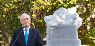 ΤΙΜΗ ΣΤΟΥΣ ΗΡΩΕΣ ΤΟΥ 1821 ΜΕ ΚΑΤΑΘΕΣΗ ΣΤΕΦΑΝΩΝ ΣΤΗΝ ΚΗΦΙΣΙΑ