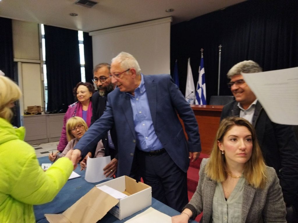 230 διατακτικές επιταγές για το Πάσχα παρέδωσε ο Δήμαρχος Αμαρουσίου Θ. Αμπατζόγλου σε κοινωνικά και οικονομικά ευπαθείς συμπολίτες