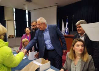 230 διατακτικές επιταγές για το Πάσχα παρέδωσε ο Δήμαρχος Αμαρουσίου Θ. Αμπατζόγλου σε κοινωνικά και οικονομικά ευπαθείς συμπολίτες