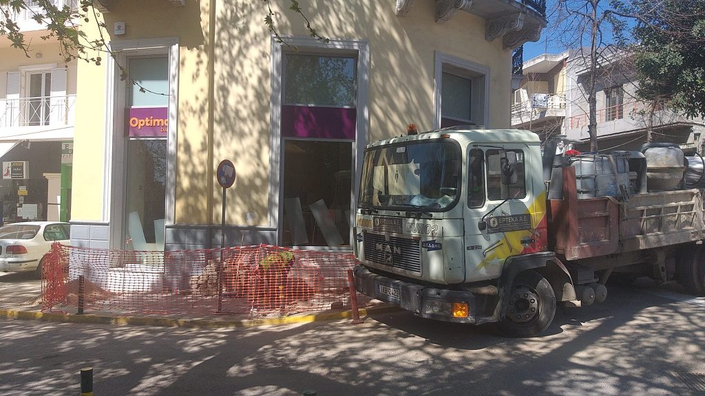 Μαρούσι Αδέσμευτη Φωνή: Η Δημοτική Αρχή Αμπατζόγλου 4 χρόνια κάνει ό,τι μπορεί για να καταστρέφει την μικρομεσαία τοπική επιχείρηση - Μπράβο της!